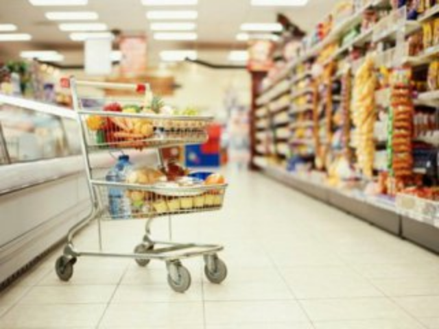 В магазинах Киева люди массово раскупают продукты