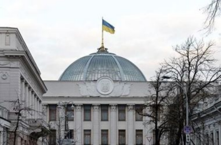 Депутаты ломают двери, чтобы попасть на заседание в Раду