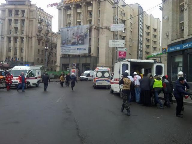 Снайперы стреляют по медикам, которые выносят раненых. На Институтской много раненых и убитых