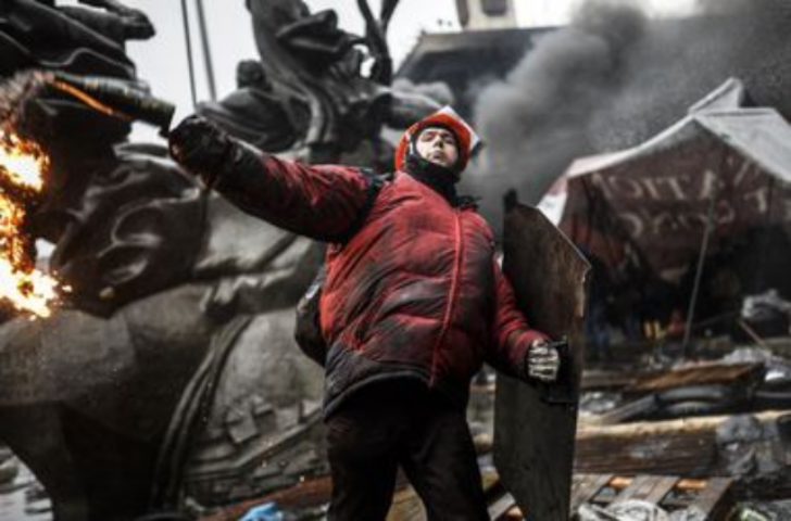 Демонстранты на Грушевского разбирают палатки "Беркута"