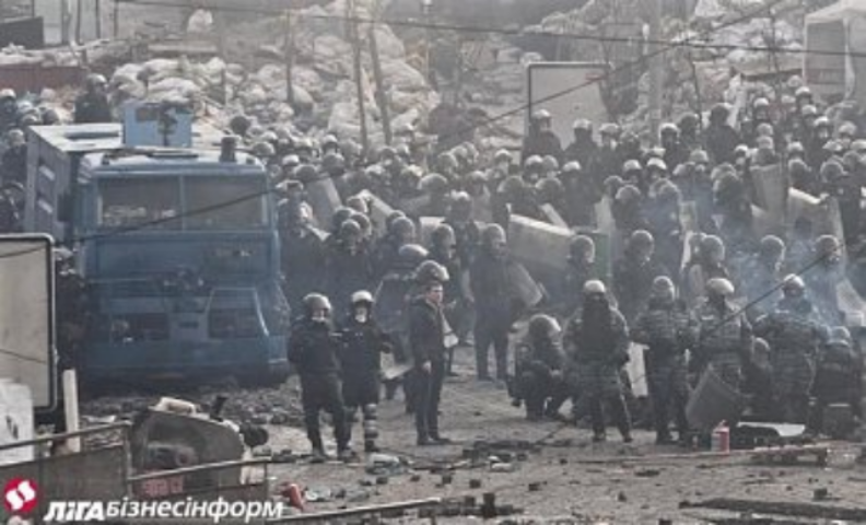 На Майдане активисты сожгли водомет и отбили стелу Независимости