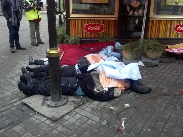 Снайпер отстреливает активистов: возле отеля "Козацький" уже восемь трупов