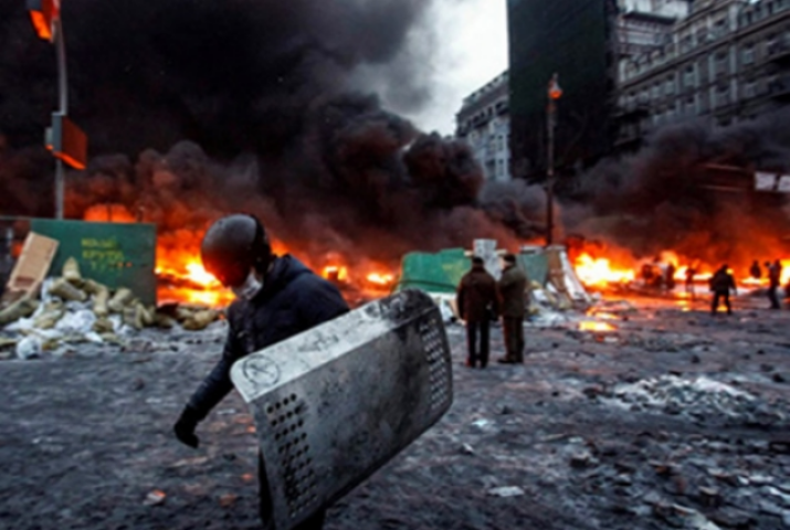 Рада окружена митингующими, огнем и милицией
