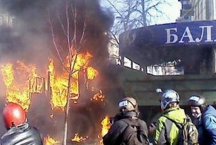 На Шелковичной горят грузовики, перекрывавшие дорогу к Раде