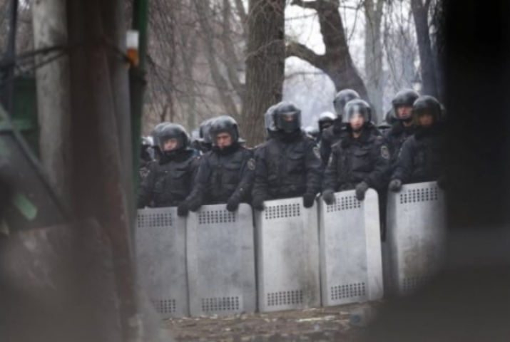 На углу Институтской и Шелковичной милиция использует шумовые гранаты
