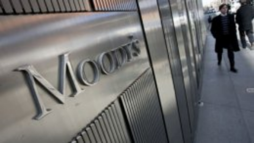 Moody's понизило рейтинги депозитов 12 крупнейших банков