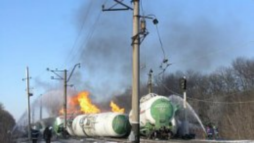В Донецкой области состав цистерн сошел с рельс и загорелся