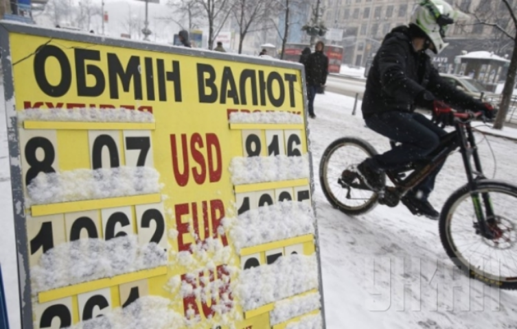 Эксперты ожидают дальнейшей девальвации гривни до 8,6-8,75 грн/долларов