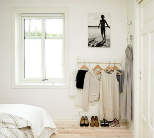 Как хранить одежду без шкафа: 6 идей