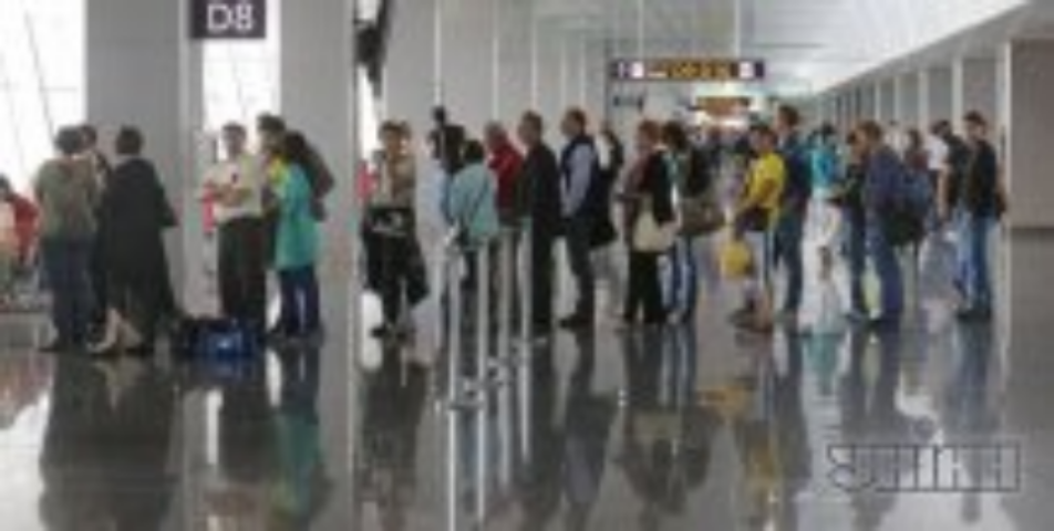 Украинцы в поисках лучшей жизни поспешно выезжают за границу