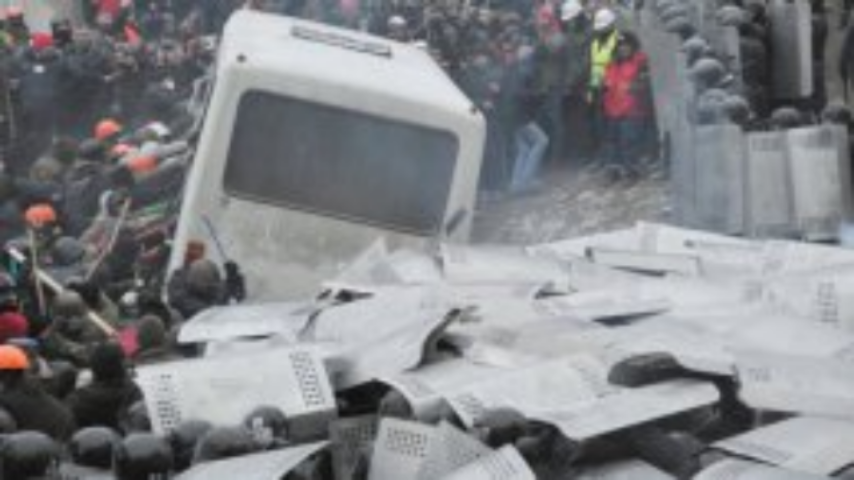 Митингующие на Грушевского укрепляют баррикады