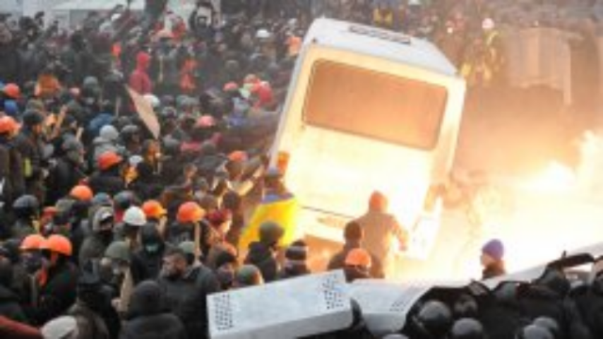 До стычек на Грушевского Майдан поддерживала половина украинцев