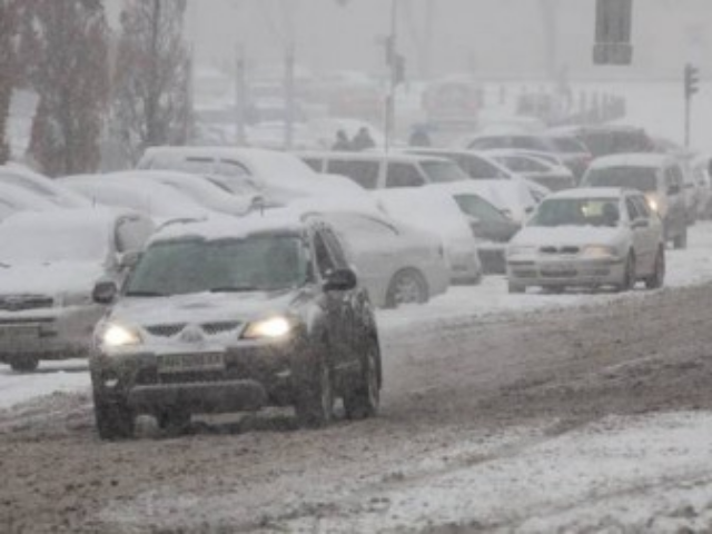 В КГГА призывают водителей не оставлять свои авто вдоль дорог