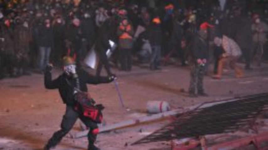 На Грушевского строят катапульту