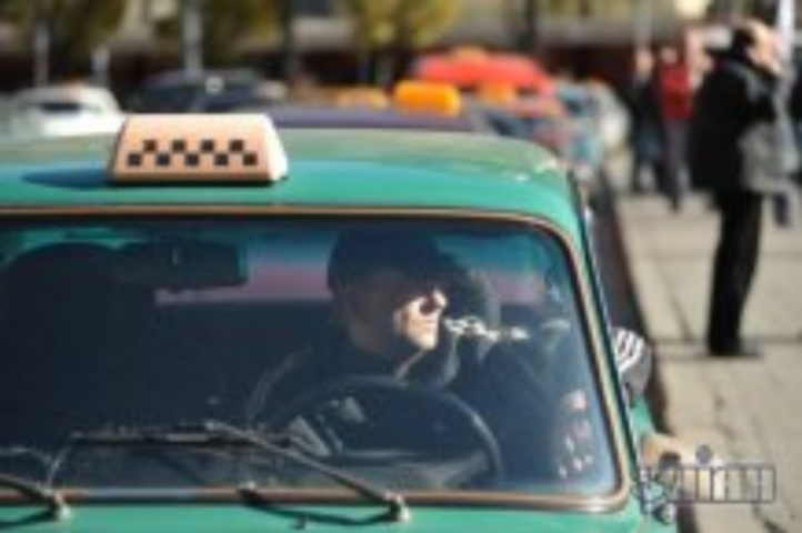 Таксистов хотят обязать поставить на машины счетчики: они пригрозили поднять цены