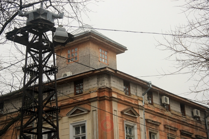 Фотофакт: на Коблевской появился домик Карлсона. Фото