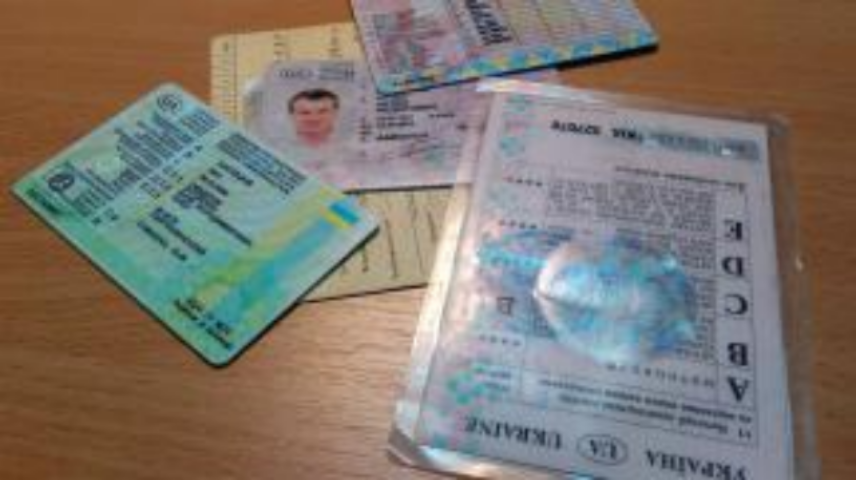 Весной в Украине появятся новые водительские удостоверения