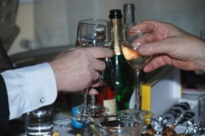 Новогоднее веселье: как избавиться от похмелья и быть в строю