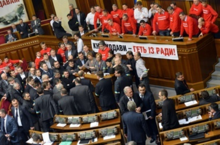 Политические итоги года: Блокада Рады, лишение мандатов, "революция кроликов" и освобождение Луценко