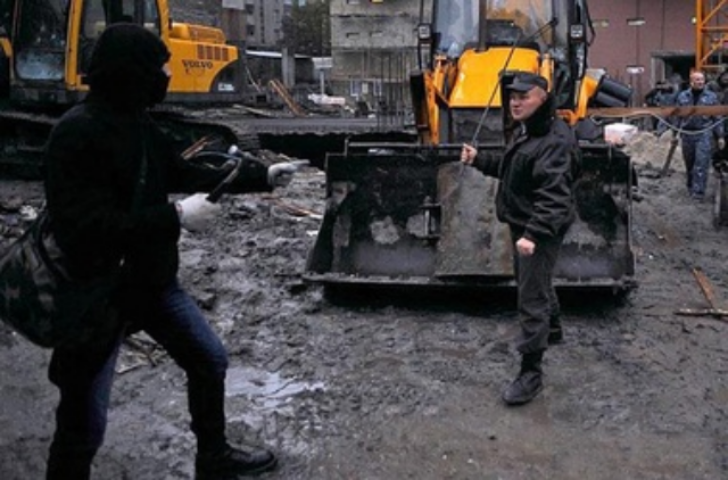 На скандальной стройке в Киеве жителям угрожают молотками и царапают машины