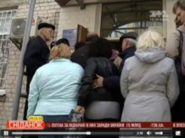 Украинцев заставляют стоять в очередях к госучреждениям, чтобы "содрать" больше денег