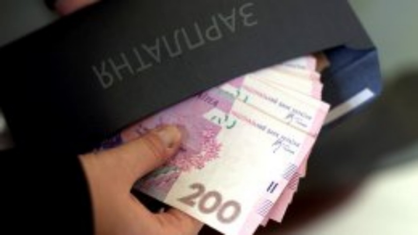 Кому в 2013 году повышали зарплату