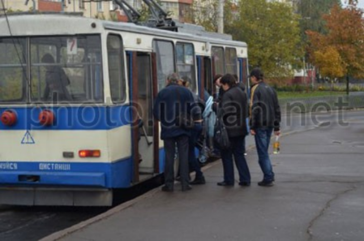 Кабмин предлагает городам внедрить безналичную оплату проезда в элетротранспорте