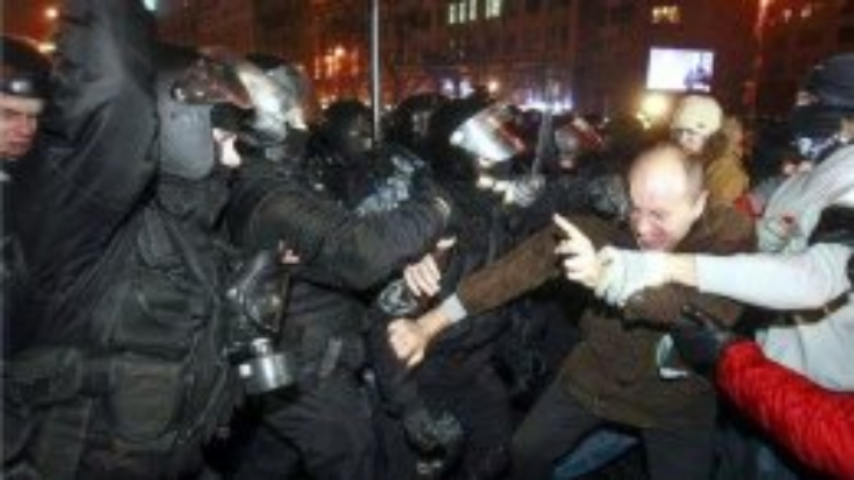 Милиция разблокировала Майдан, митингующие восстанавливают баррикады