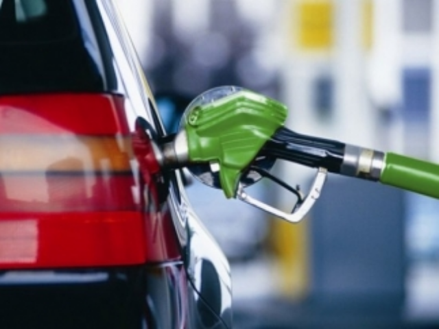 Украинские автолюбители тратят на топливо четверть зарплаты