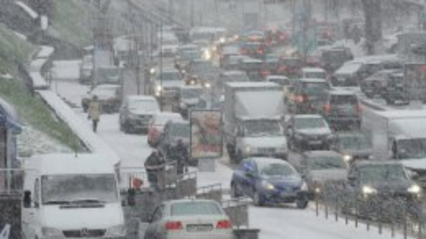 Киев второй день стоит в пробках