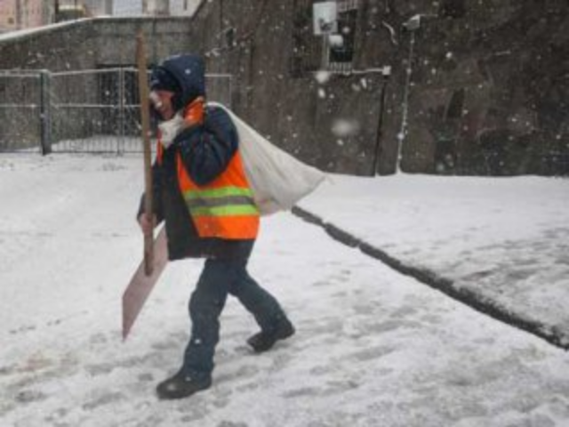 В столице от снега очистили главные магистральные улицы, дороги и мосты