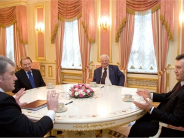 Украину будут спасать сразу четыре президента 