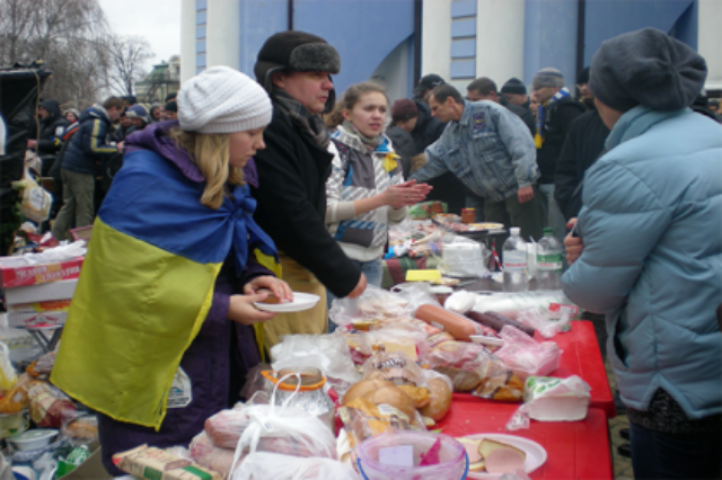 Сухой паек для Майдана. Бутерброды, сало и орешки