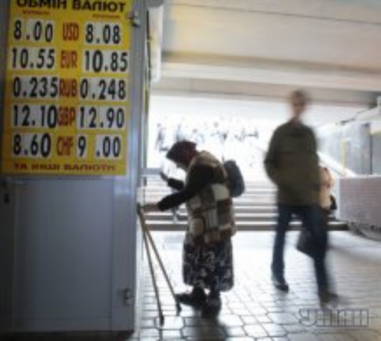 Украинцев пугают падением курса гривны