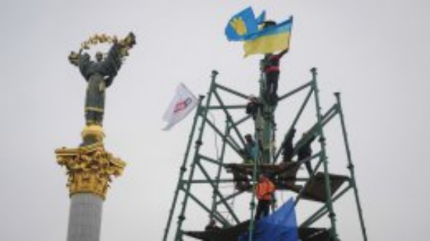 Утро революции: На Майдане собираются люди, а сотрудников Кабмина не пускают на работу