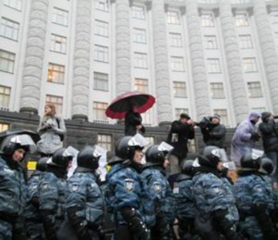 Евромайдан сегодня: дождь, музыка и штурм Кабмина