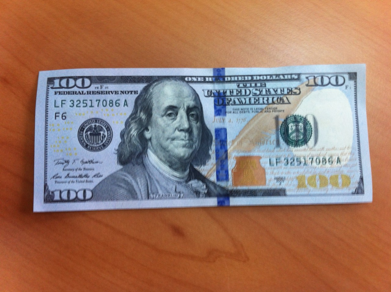 Новая 100 долларовая. 100 Долларов купюра. Новые 100 долларовые купюры. Новая банкнота 100 долларов США. Купюра 100 долларов США.