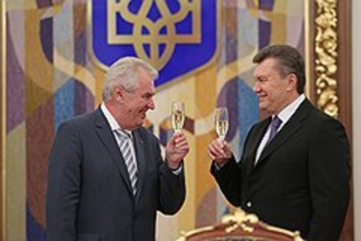Украину посадили под замок