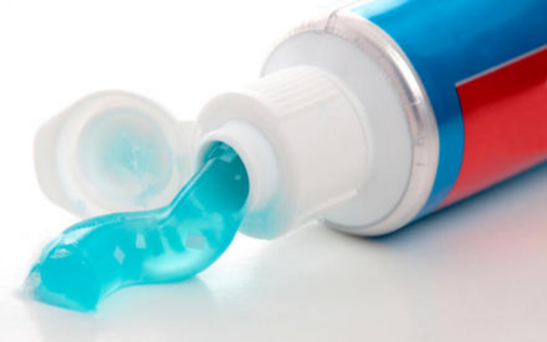13 необычных способов применения зубной пасты, которые сэкономят время - Лайфхакер