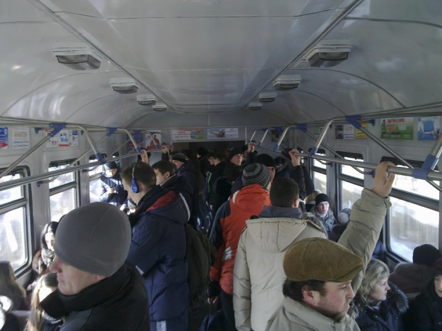 "Зайцев" в электричках ловят с помощью турникетов и контролеров