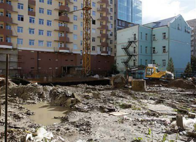 В центре Киева люди «ложатся на панели», защищая двор от застройщика