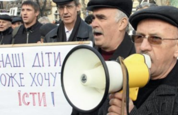 Холодно и сыро. Почему государство задерживает выплаты бюджетникам 