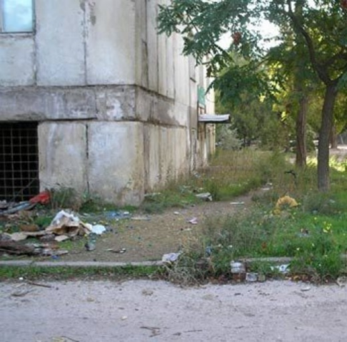 Из жильцов заваленных мусором общежитий в Евпатории на субботник вышли три человека 