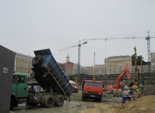 В центре Харькова начали застраивать огромный котлован