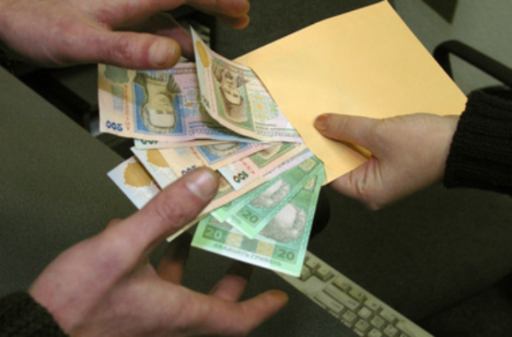 За что украинцы дают взятки