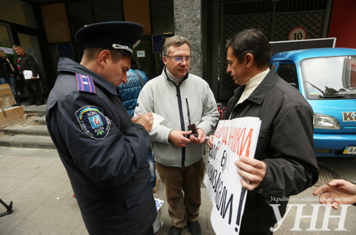 Столичные активисты в который раз митинговали против застройки Десятинного переулка. Фото