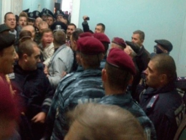 Кто и зачем штурмует украинские органы власти?