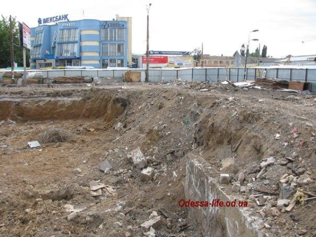 В центре Одессы начали строить ещё один паркинг. Фото
