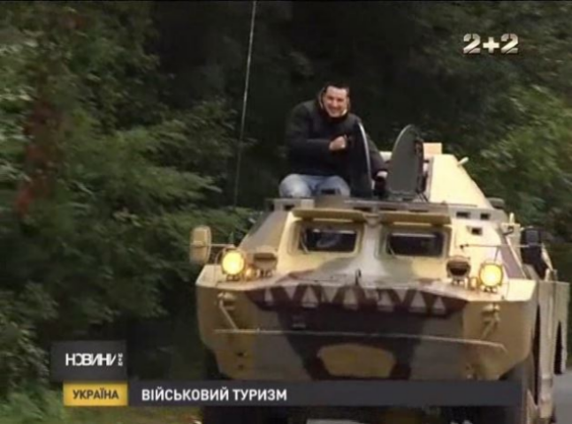 Украинцы с восторгом стреляют и гоняют на танках с БТРами ради развлечения