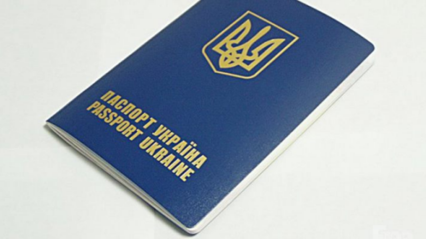 Загранпаспорта: миграционная служба насмерть бьется за свои деньги